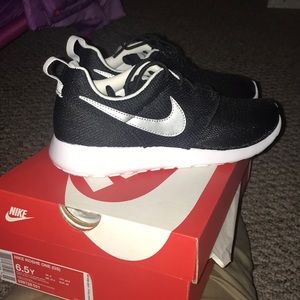 Nike Roshe One Size 6.5Y